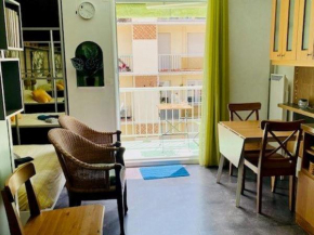 Studio lumineux avec balcon, proche centre-ville et cures, parking inclus, idéal pour 2 personnes - FR-1-703-155